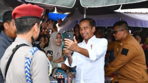Antusiasme Warga Lampung Utara Sambut Kunjungan Presiden Jokowi ke Pasar