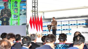 Presiden Jokowi Resmikan Ekosistem Kendaraan Listrik dan Pabrik Sel Baterai