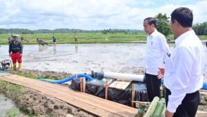 Presiden Jokowi dan Ibu Iriana Tinjau Pelaksanaan Bantuan Pompa Irigasi