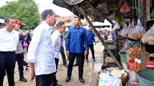 Presiden dan Ibu Iriana Cek Harga Bahan Pokok di Pasar