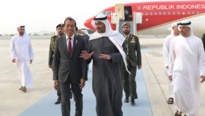 Tiba di Abu Dhabi, Presiden Jokowi Disambut Langsung Presiden MBZ