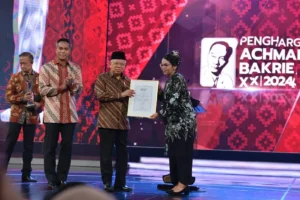 Saat-Penganugerahan-Penghargaan-Achmad-Bakrie-2024-Wakil-Presiden-Maruf-Amin.webp.webp