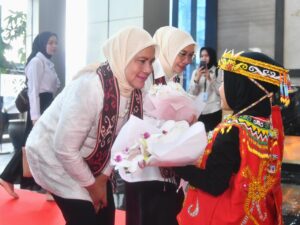 Ibu Iriana dan Ibu Wury Semangati dan Beri Hadiah Peserta