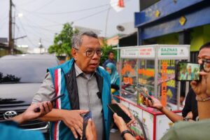 Calon Wali Kota Tangerang Selatan (Tangsel) Benyamin Davnie saat berkampanye di Kecamatan Setu, Rabu 16 Oktober 2024 (2)