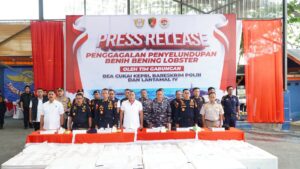 DIRKRIMSUS-POLDA-KEPRI-HADIRI-KEGIATAN-KONFERENSI-PERS-PENYELUDUPAN-BENIH-BENING-LOBSTER-SEBANYAK-23.jpeg
