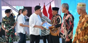 Hadiri-Rembuk-Tani-di-Semarang-Wapres-Serahkan-Bantuan-Pupuk-Nonsubsidi.webp.webp