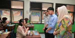 Tinjau-Percobaan-Program-MBG-di-SMKN-7-Semarang-Wapres-Harap.webp.webp