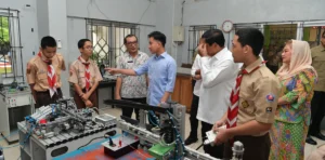 Wapres-Gibran-Apresiasi-Pemrograman-Mesin-MPS-Karya-Siswa-SMK-Negeri.webp.webp